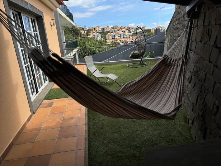 Ganze Wohnung, Ferienwohnung 'Alforra Residence 2' mit Bergblick, Gemeinschaftsterrasse und WLAN in Câmara de Lobos, Madeira