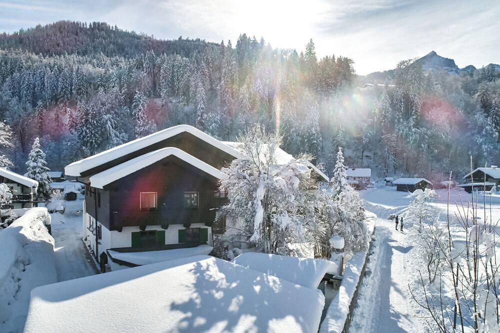 Entire apartment, Cozy 65 sqm attic apartment with open roof truss and two balconies in Garmisch-Partenkirchen, Bavarian Alps