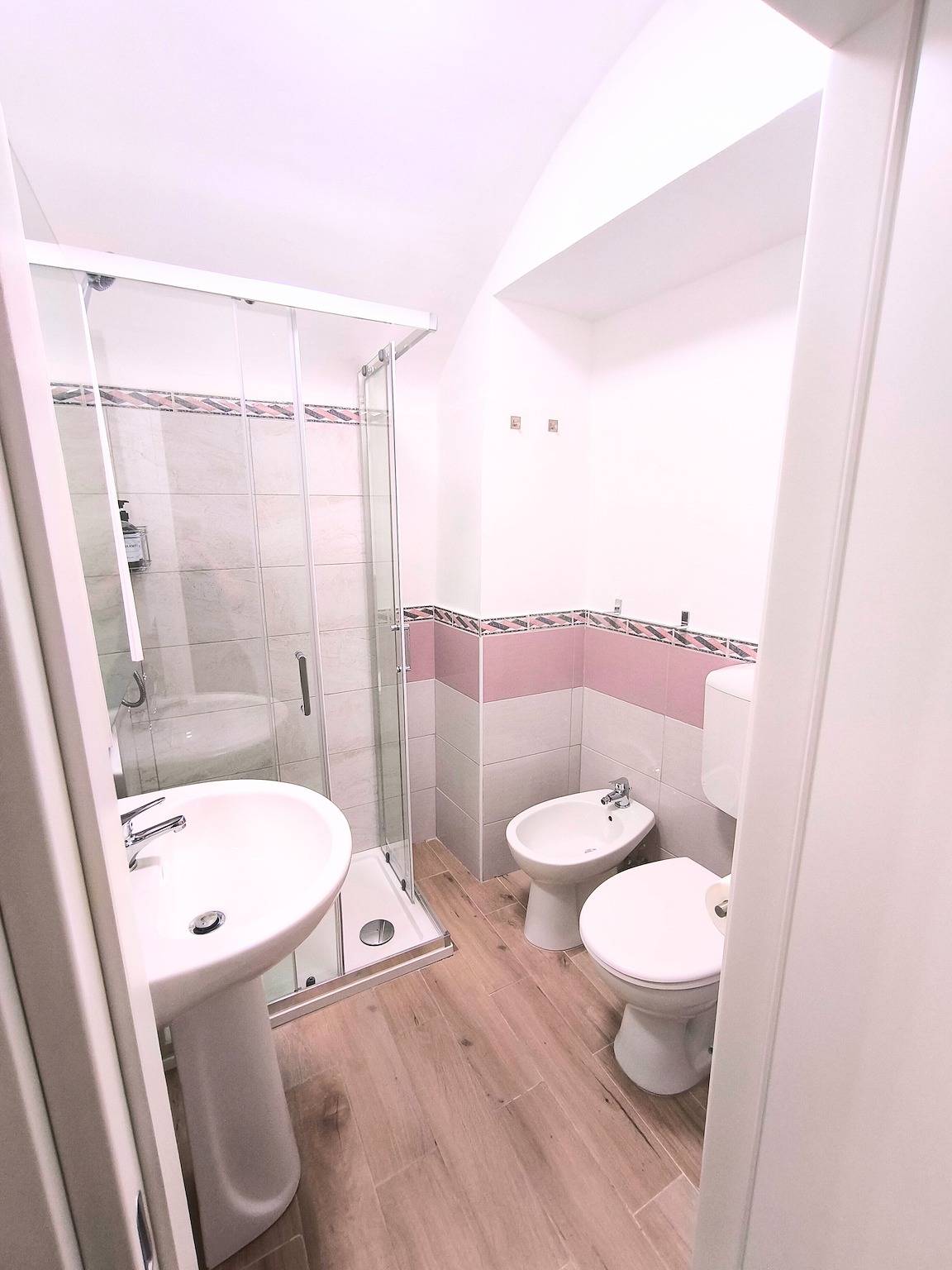 Room 'Peonia' with Balcony, Wi-Fi and Air Conditioning in Modugno, Province de Bari