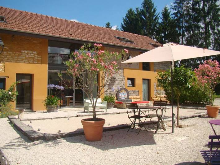 Chambre d’hôte pour 2 personnes, avec Terrasse et Jardin ainsi que Piscine et Vue à Losne