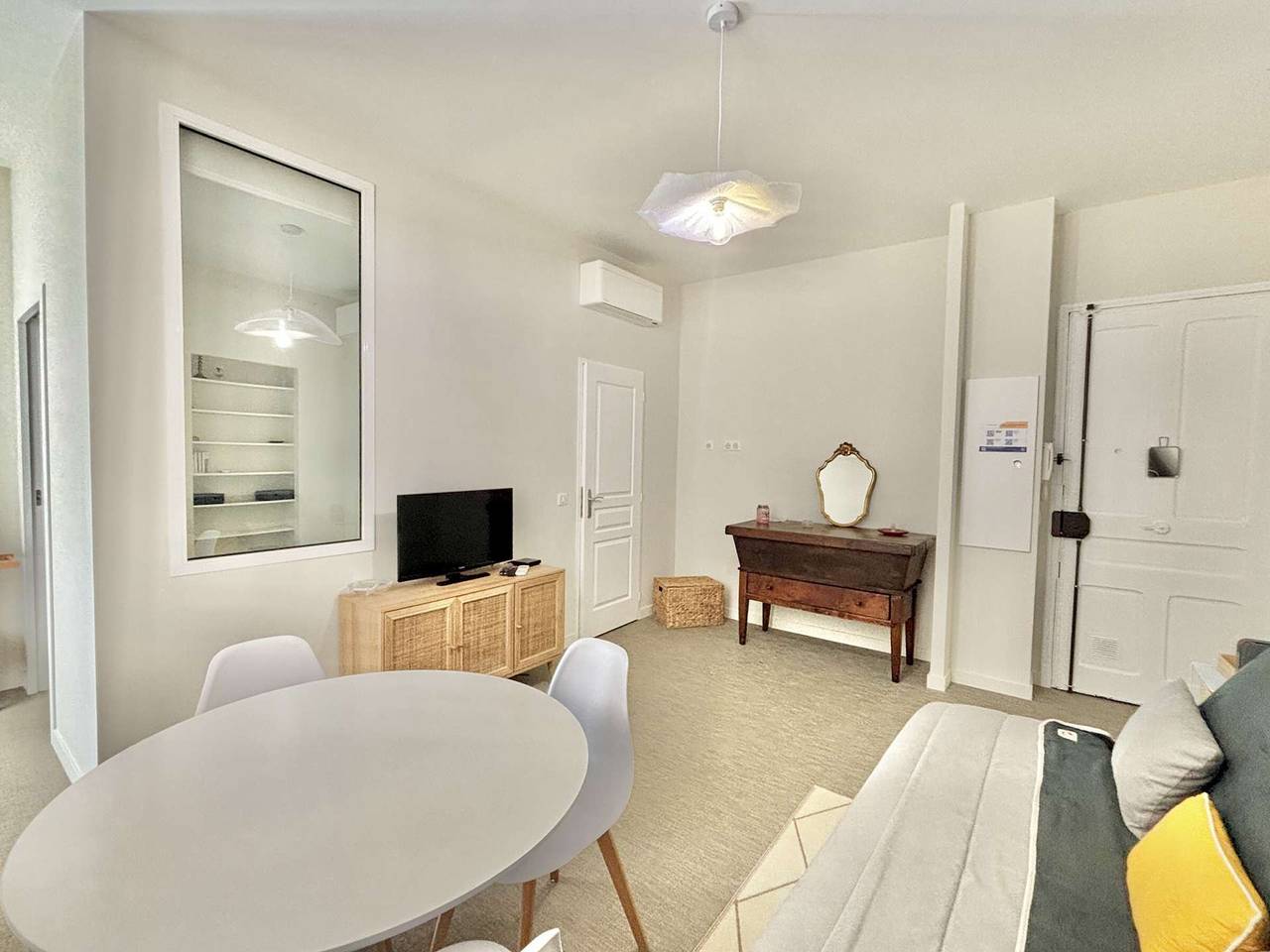 Entire apartment, Central Ajaccio Studio, A/C, Wi-Fi, Walk to Attractions in Ajaccio, Ajaccio region