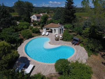 Chambre d’hôte pour 2 personnes, avec piscine et jardin ainsi que vue et terrasse à Cotignac