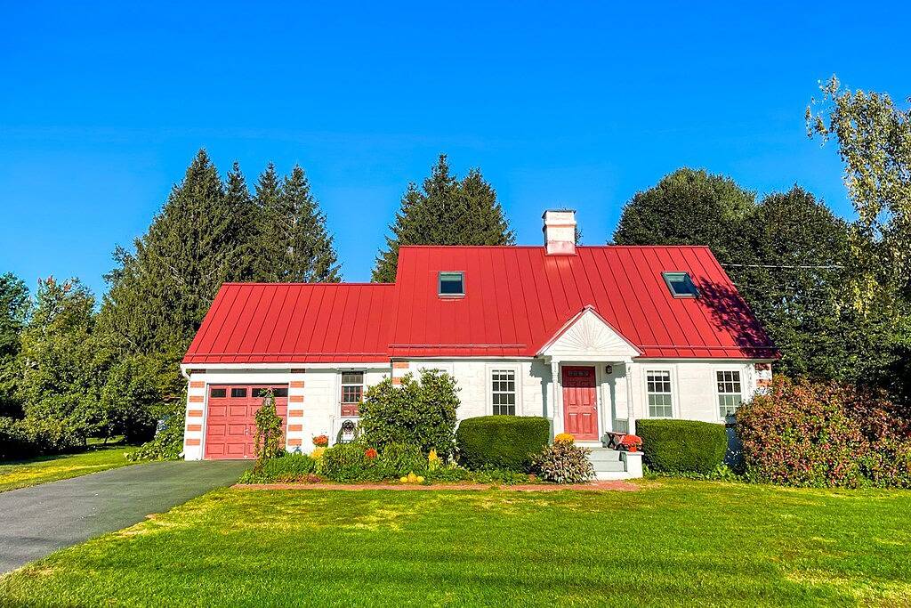 Updated Cape home with Wifi, W/D, full kitchen & clawfoot tub in Gilford, Lake Winnipesaukee