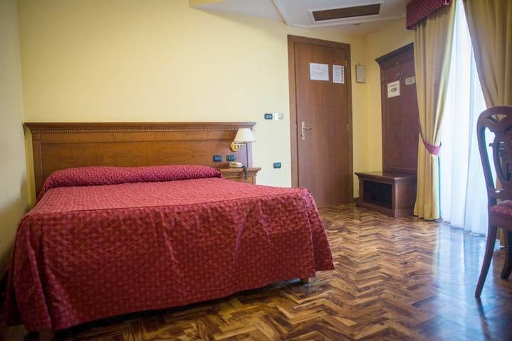 Hôtel pour 4 personnes, avec piscine ainsi que jardin et jacuzzi, adapté aux familles à Veroli - 2