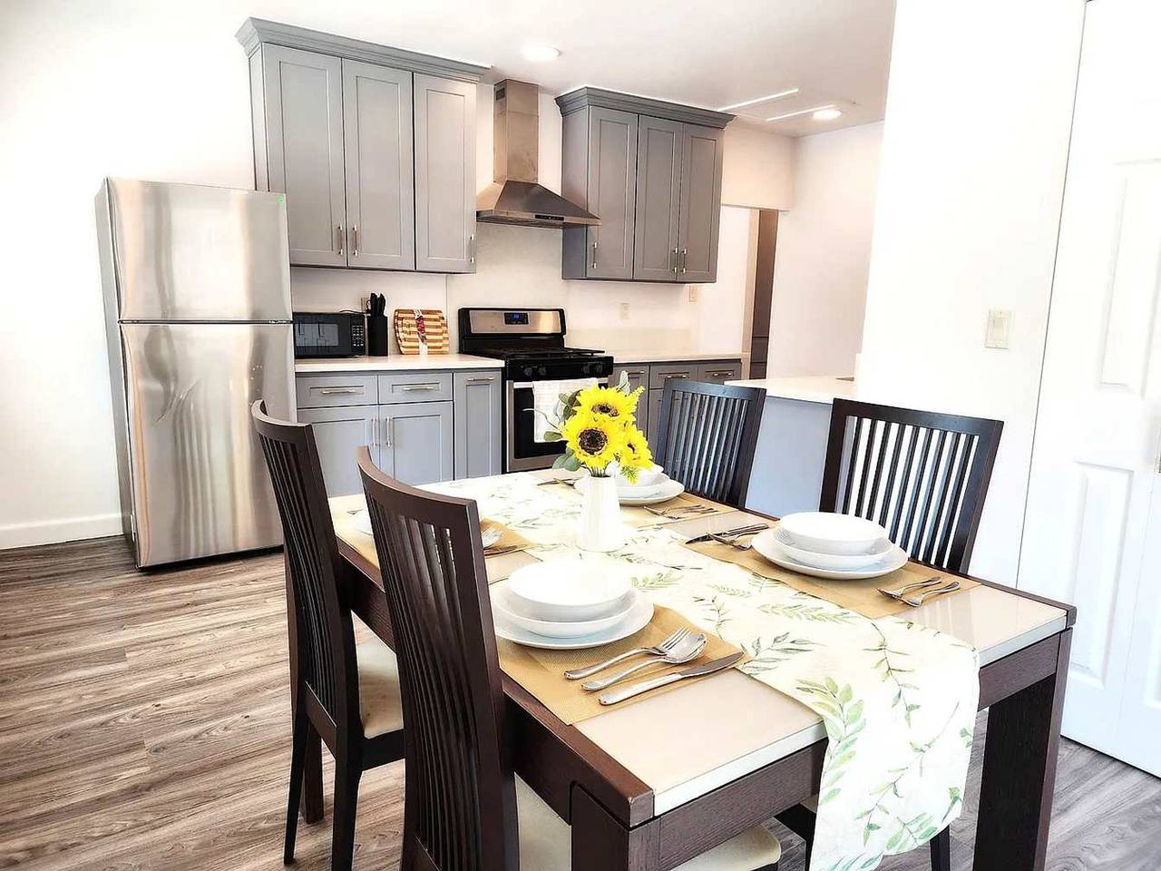 Modern Family Retreat, Near Disneyland, Pet-Friendly Yard & Views in Condado de Orange