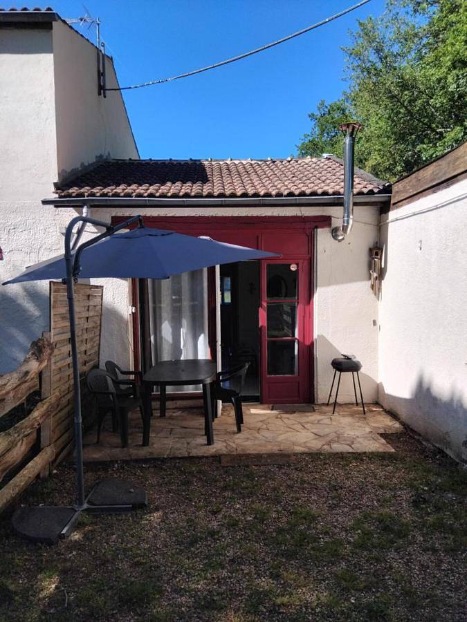 Gîte pour 7 personnes, avec terrasse et vue à Saint-Aubin-de-Nabirat