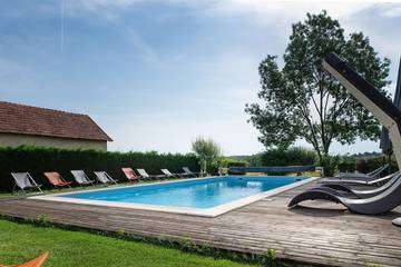 Gîte pour 28 personnes, avec jardin à Eygurande-et-Gardedeuil