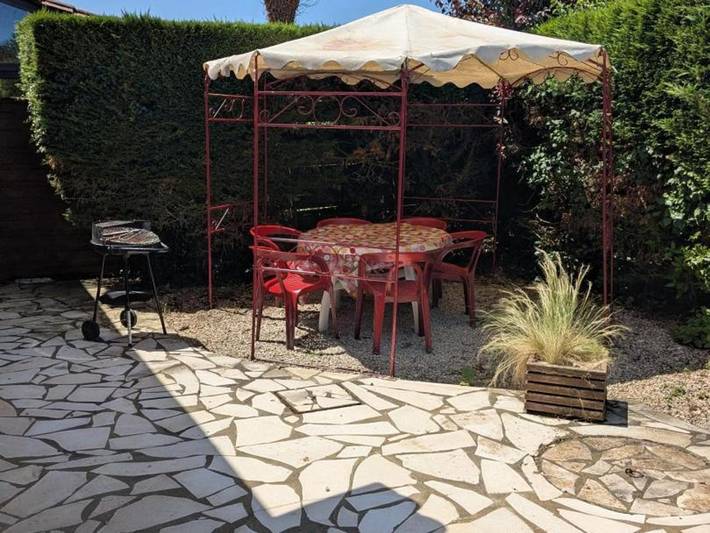 Location de vacances pour 6 personnes, avec terrasse ainsi que jardin et piscine à Naussannes - 3