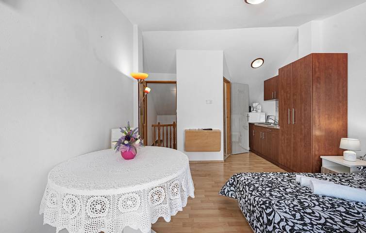 Ganze Ferienwohnung, Gemütliche Ferienwohnung mit Terrasse, Küche und Zugang zum Strand – 1000 m entfernt in Vodice, Šibenik-Knin