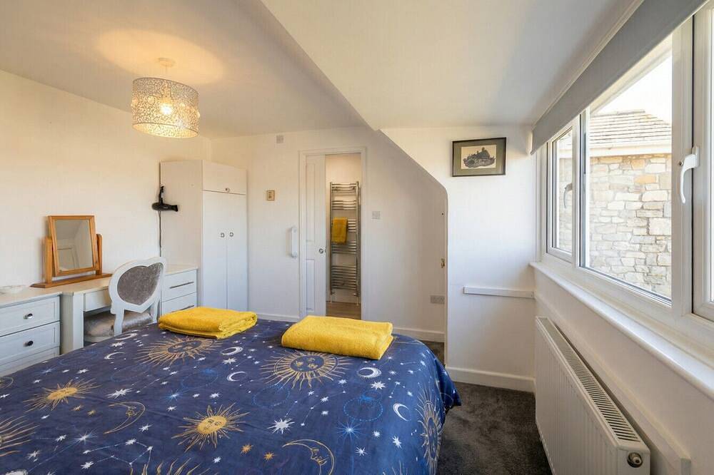 Beach opposite, panoramic sea views and a garden bar to enjoy in Fareham, Hampshire