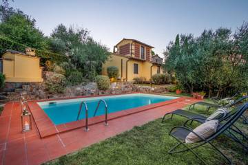 Villa for 4 Guests in Lucca, Colline Lucchesi, Picture 2
