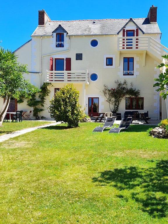 Chambre d’hôte pour 2 personnes, avec Jardin à Plougrescant