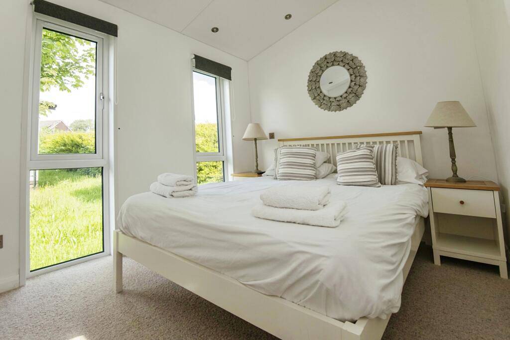 Lodge Sleeps 6 with Private Hot Tub in Dunkeswell, Devon