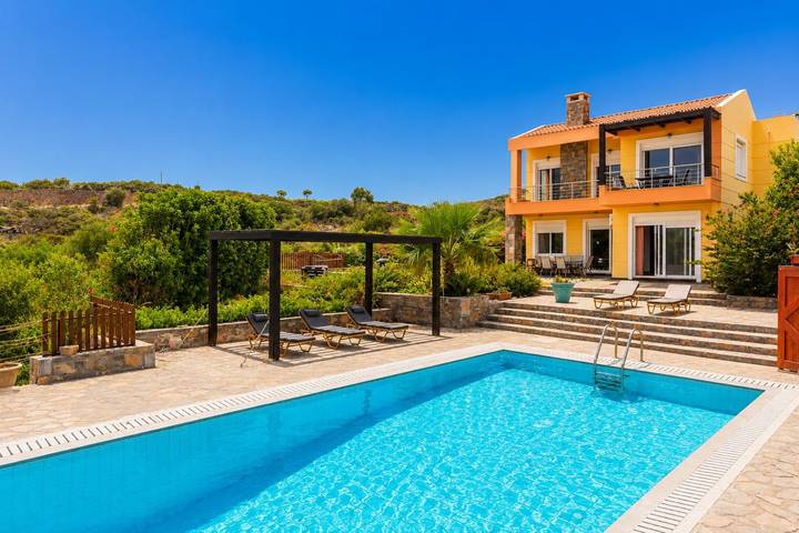 Villa voor 10 personen, with Balkon and Terras as well as Tuin in Elounda