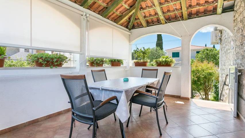 Gîte pour 4 personnes, avec terrasse, animaux acceptés à Supetar