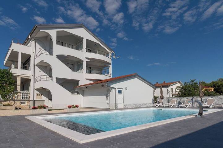 Ferienwohnung für 4 Personen, mit Pool in Bibinje