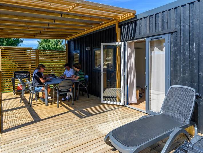 Flower Camping Le Kerleyou - Mobilhome 6 personnes - Homeflower Premium 35m² - 3 chambres + terrasse couverte 21m² + Clim + Tv + draps + serviettes 6 pers. in Douarnenez, Iroise