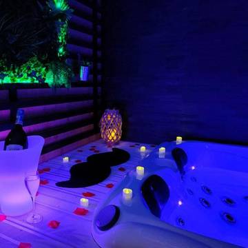 Cottage pour 2 personnes, avec sauna ainsi que jacuzzi et terrasse à Brive-la-Gaillarde