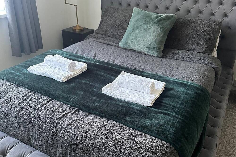 Entire apartment, The Coral Suite - 2 Bedroom Apartment with 5G Wi-Fi in Lakeside, Cardiff in Cardiff, Cardiff region