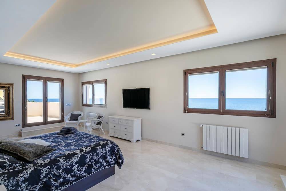 Villa Irene, primera linea del mar con vistas impresionantes al mar y la costa! in Campello, Costa Blanca