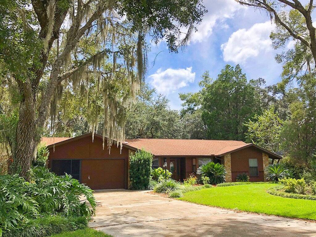 Mehrstöckiges Deck / Dock mit Blick auf den malerischen Withlacoochee River in Inglis, Levy County