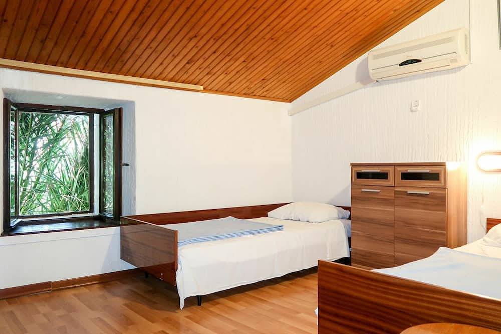 Schönes alleinstehendes Ferienhaus mit Klimaanlage,  W-Lan, Tv, Terrasse und Haustiere erlaubt in Nerezine, Kvarner Inseln