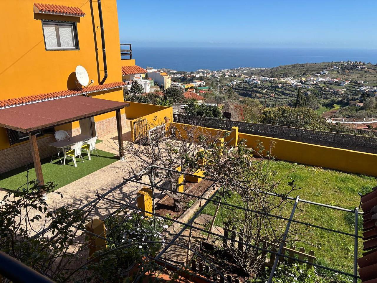 Ganze Wohnung, Ferienwohnung 'Brownie Apartment' mit Meerblick, privater Terrasse und Wlan in Firgas, Gran Canaria Nord