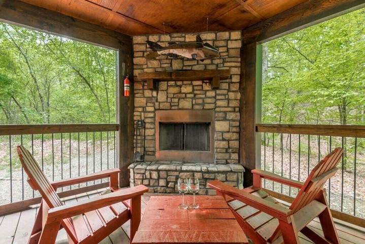 Log cabin for 4 people, with hot tub, with pets in Broken Bow