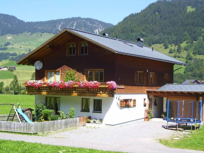 Ferienwohnung für 6 Personen, mit Balkon und Garten in Schoppernau