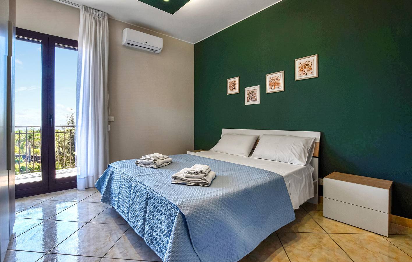 Appartamento intero, Appartamento con vista mare, piscina e terrazza, WiFi 600 m dal ristorante, 2,5 km da Pennisi in Aci Sant'Antonio, Etna