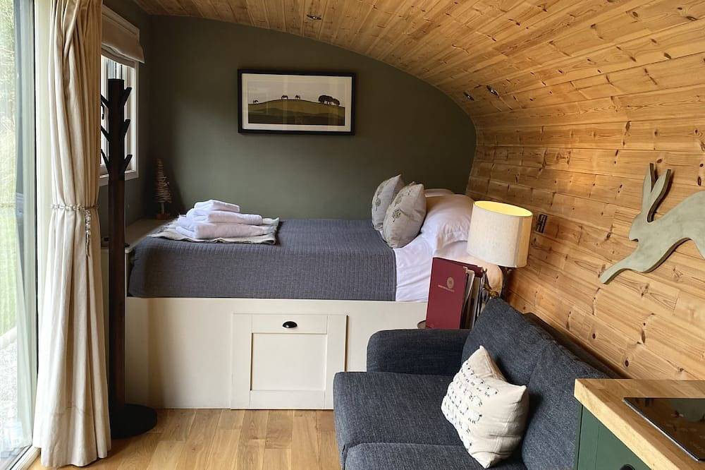 Hare’s Retreat - ( Middle Cabin )  - sleeps 2 guests  in 1 bedroom in Eyam, Derbyshire