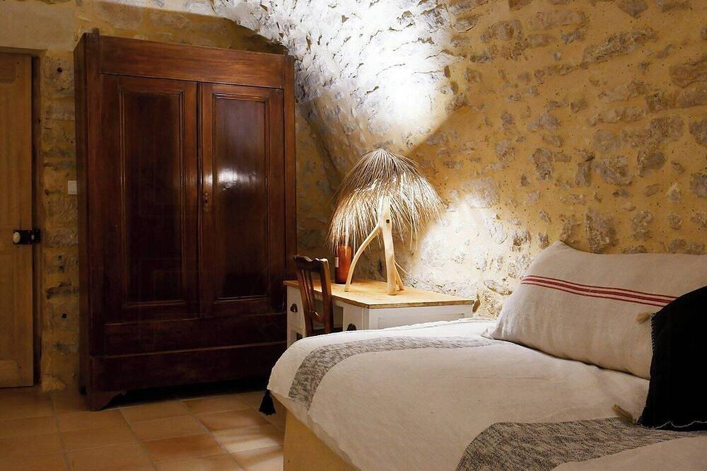 17th-century house below Saint-Montan castle in Saint-Montan, Privas (arrondissement)