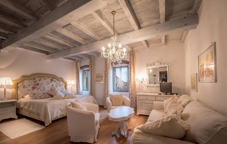 Agriturismo per 4 persone, con Terrazza e Giardino nonché Piscina e Panorama in Monte Baldo