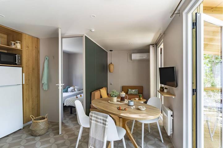 Mobil home pour 4 personnes, avec jardin ainsi que piscine et terrasse, adapté aux familles dans Plages des Cabanes de Fleury - 4