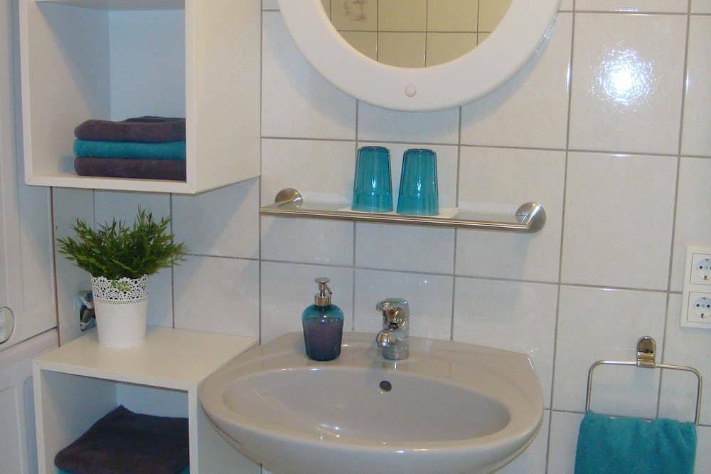 Ganze Wohnung, Helle, freundliche  Ferienwohnung \"Am Moselufer\" unmittelbar am Radwegenetz in Lieser, Bernkastel-Kues & Umgebung