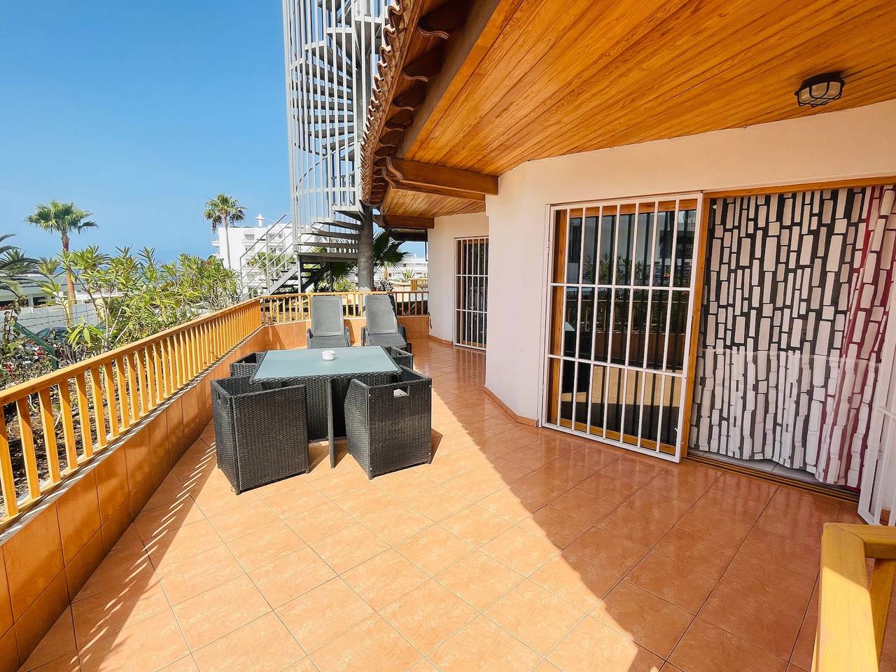 Geheel appartement, Vakantieappartement 'Los Geranios 304' met Gedeeld Zwembad, Privéterras en Wi-Fi in Playa Puerto Colón, Adeje