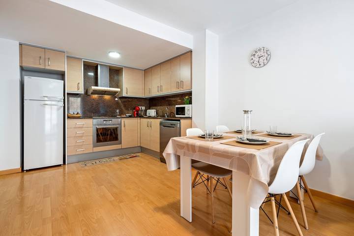 Apartamento entero, Apartamento 'Canana De Vega' con balcón, Wi-Fi y aire acondicionado in Flix, Tierras del Ebro