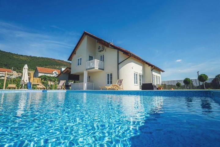 Ferienhaus für 10 Personen, mit Garten und Pool sowie Sauna und Ausblick