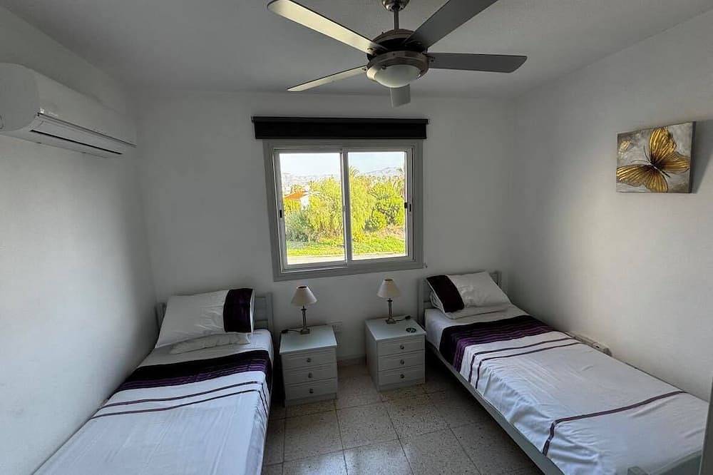 Perfekt gelegen Stadthaus im Herzen von Coral Bay, Pool und Meerblick in Peyia, Südzypern