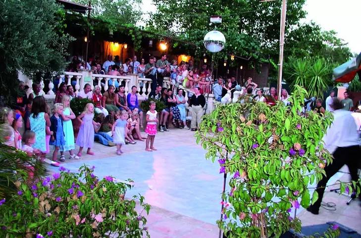 Camping pour 6 personnes, avec piscine et terrasse à Roquebrune-sur-Argens - 4