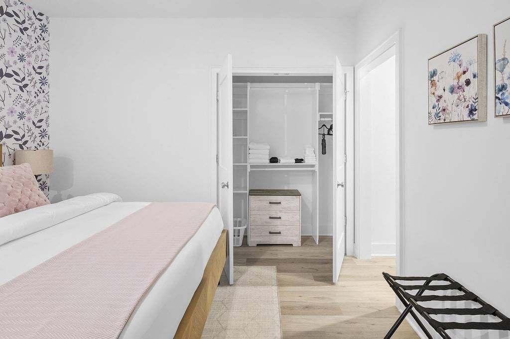 Ganze Wohnung, 1/2 Block from King Street, Elegant Old Town Oasis ~ King Bed♛ ~ Free Parking in Alexandria (VA), Alexandria City