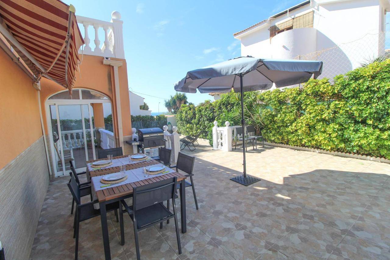 Great villa, Sea views, 20 secs walk to the beach, Bbq, 9 people, 5 mins car from Alicante city center, sailing club 3 mins walk in El Barrio, Alicante