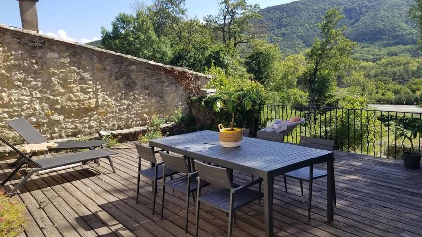 Location de vacances pour 6 personnes, avec jardin et vue à Le Poët-Laval - 2