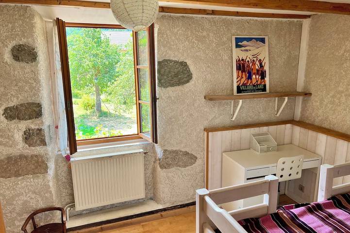 Belledonne: An Authentic Stone Family Home in La Combe-de-Lancey, Nationalpark Écrins