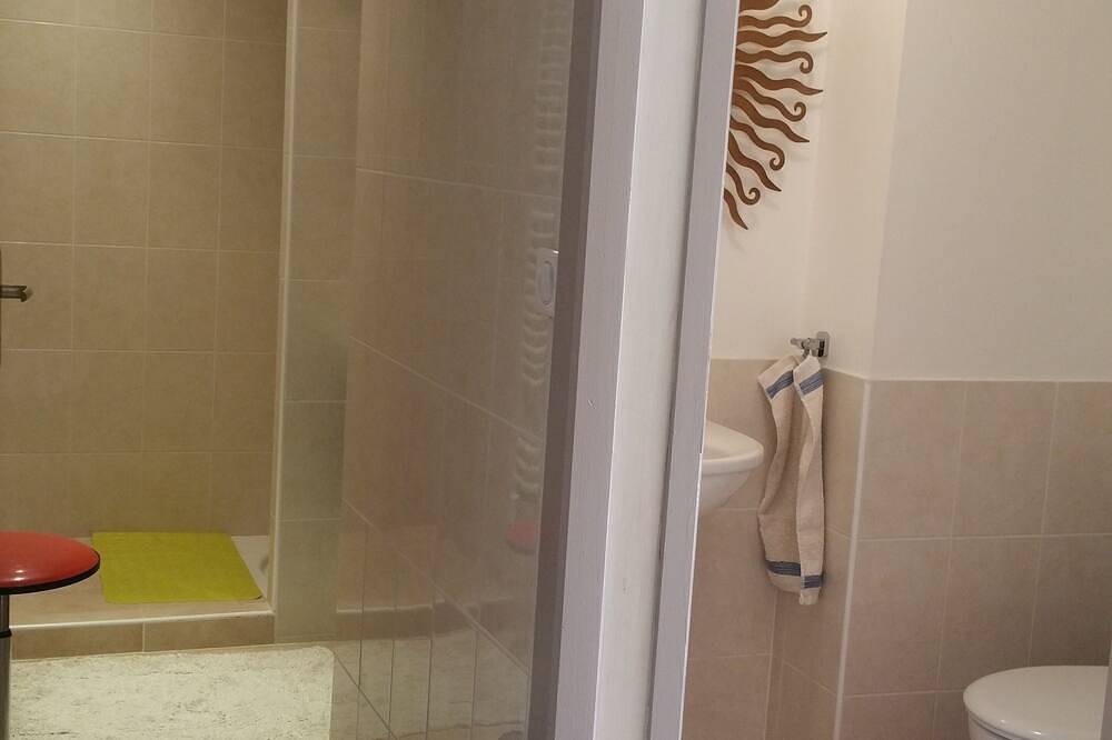 Chambre Orange, Chambres d'Hôtes Saint Roch, piscine couverte chauffée in Tournecoupe, Gers