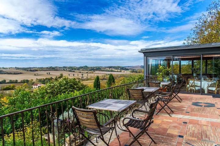 Cottage pour 2 personnes, avec vue ainsi que piscine et jardin, animaux acceptés à Cuq-Toulza