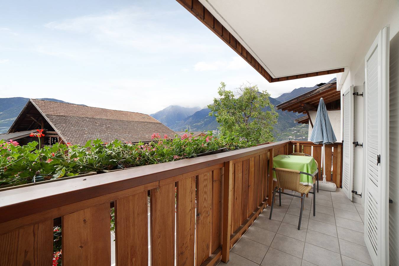 Entire apartment, Holiday Apartment "Mosttragerhof Appartment Large" with Mountain View, Shared Pool & Wi-Fi in St. Georgen (Schenna), Schenna