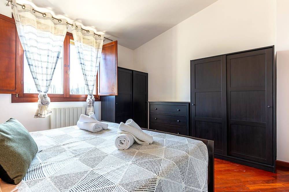 Apartamento entero, A 5 min de la playa | Apartamento moderno cerca de Cagliari con balcón in Capoterra, Campidano