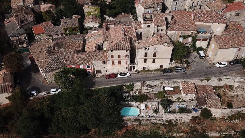 Gîte pour 4 personnes, avec jacuzzi et piscine, adapté aux familles à Reillanne