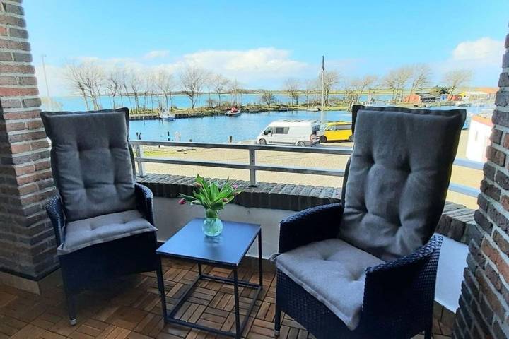 Ferienwohnung für 3 Personen, mit Balkon und Seeblick in Orth